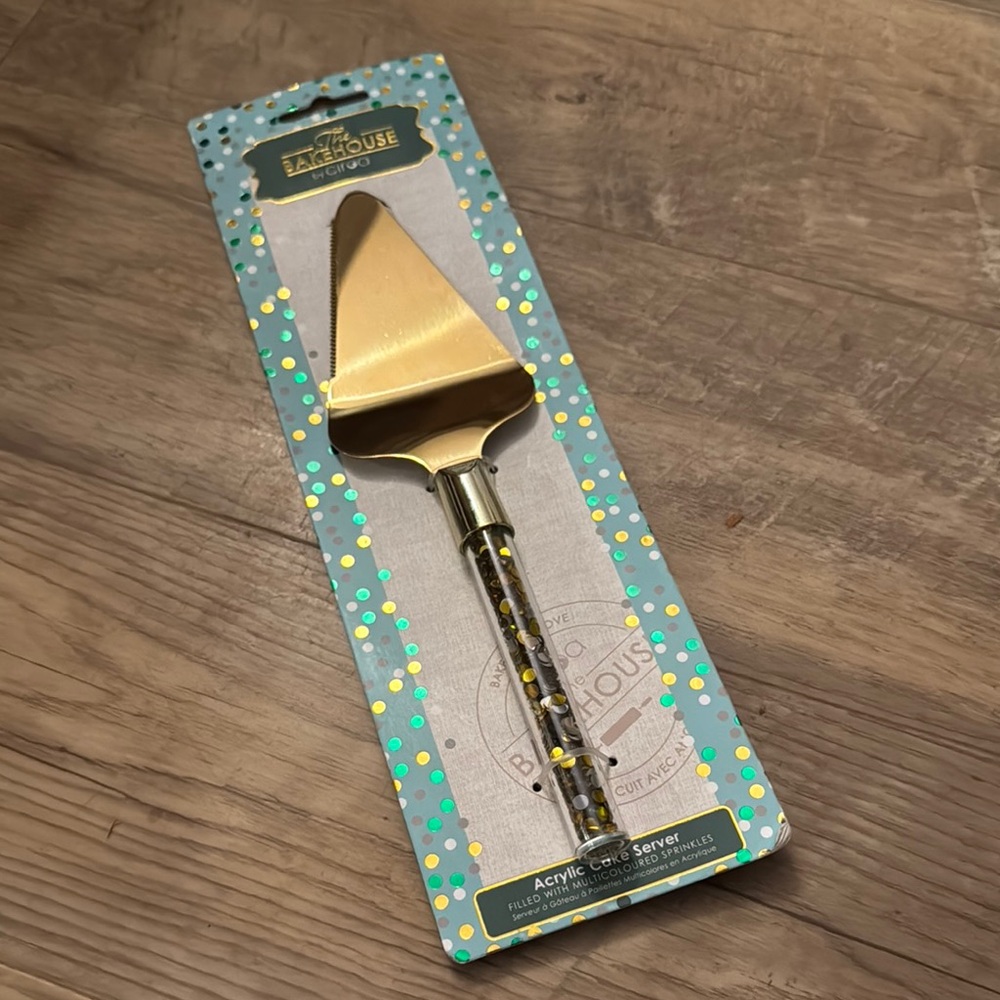 NWT The Bakehouse by Ciroa Acrylic Cake Server Filled w/ Multicoloured Sprinkles